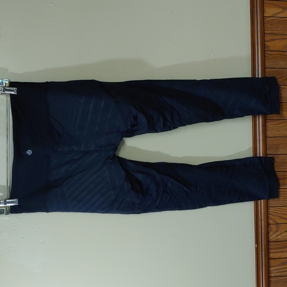 Lululemon Textured Lines Capri Leggings 6 - Picture 7 of 15